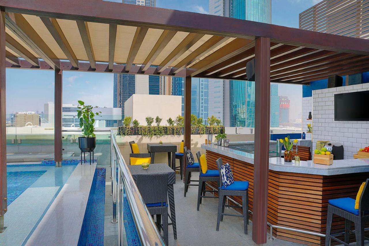 Nassima Tower Hotel Apartments Dubai Eksteriør bilde The rooftop pool at the hotel