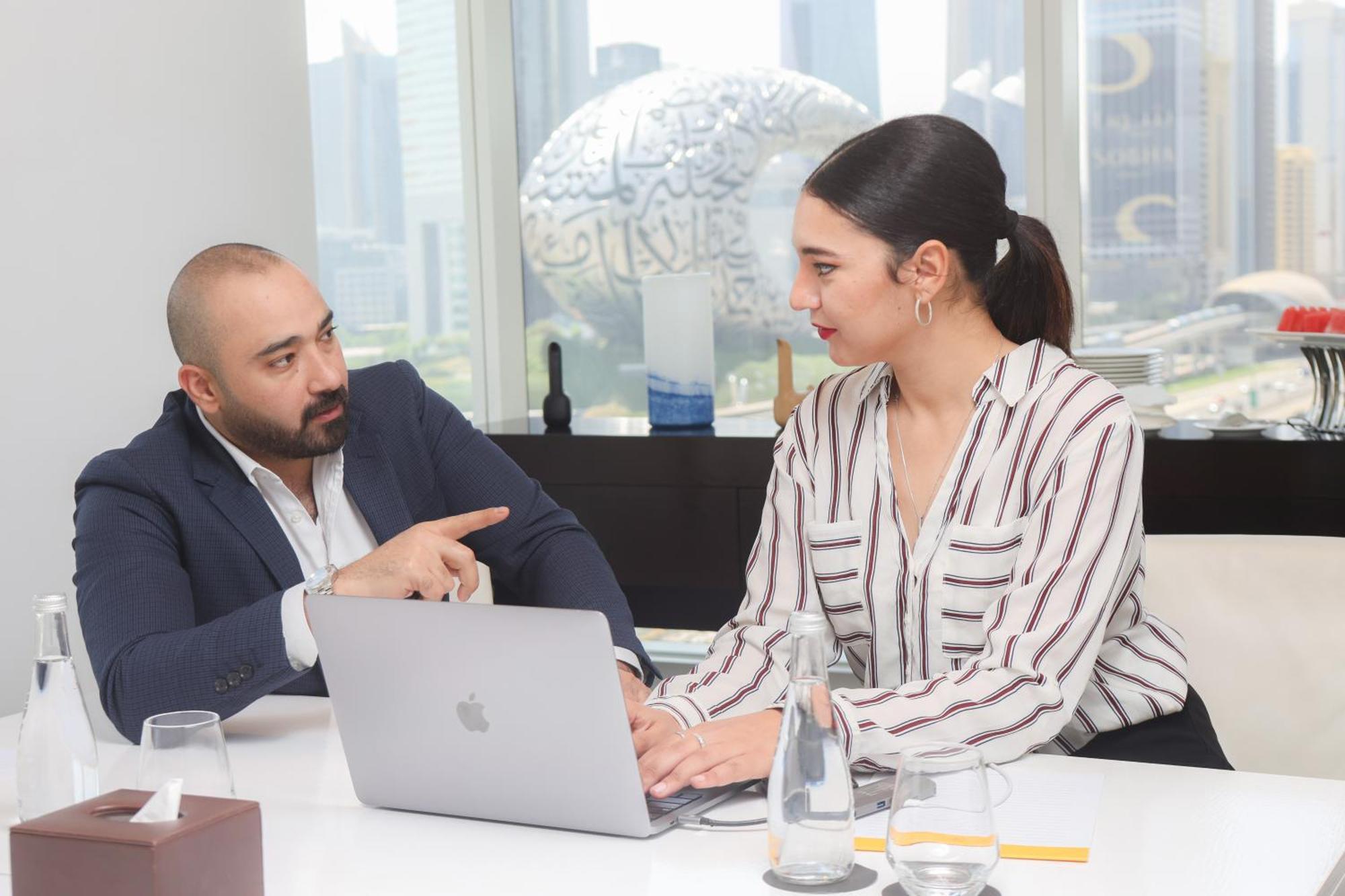 Nassima Tower Hotel Apartments Dubai Eksteriør bilde A meeting between a financial advisor and a client