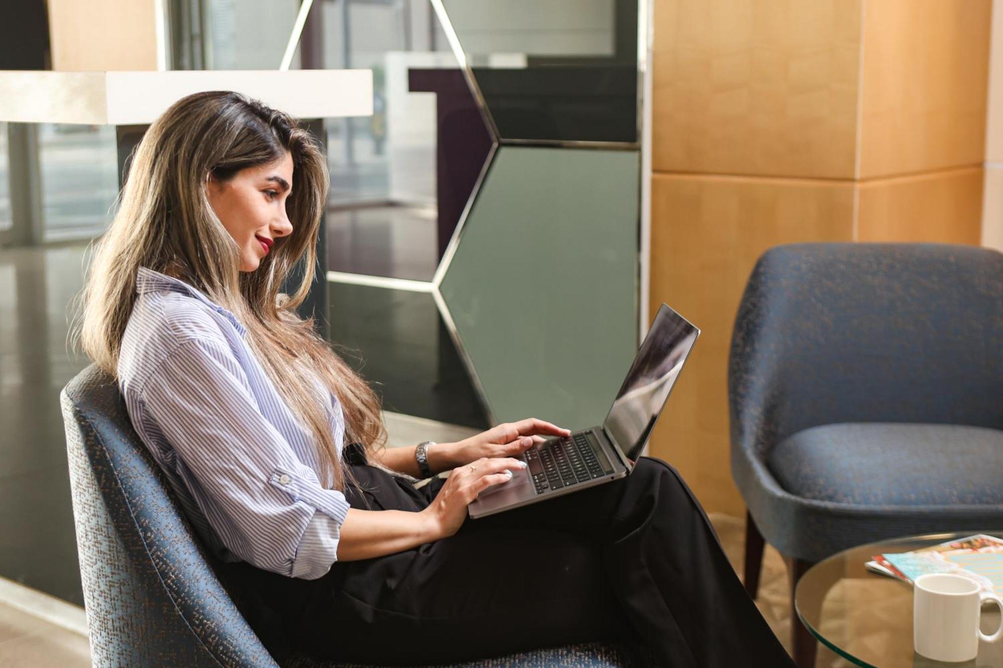 Nassima Tower Hotel Apartments Dubai Eksteriør bilde A woman using a laptop